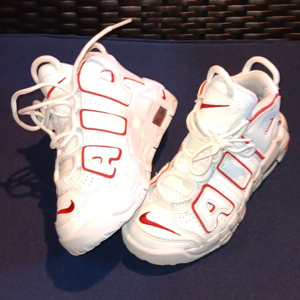 Nike Air more Uptemo(Pippen) sz 1 youth kids. White varsity red